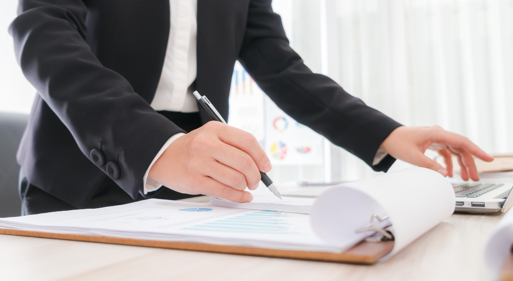 business-people-using-pencil-noting-laptop